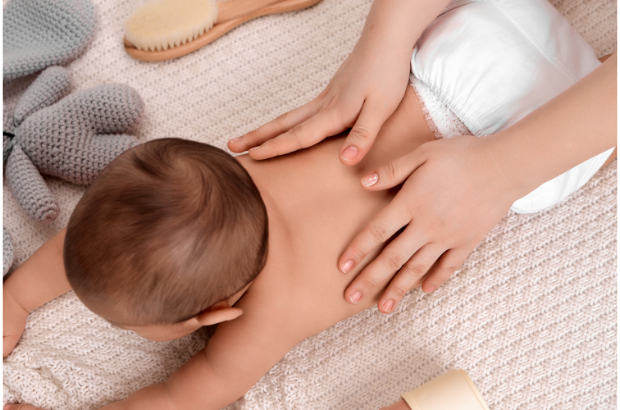 Pijat Bayi di Baby Spa